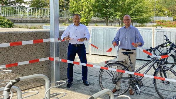 Bürgermeister A. Shaikh und EBG R. Kötter eröffnen die neuen Fahrradabstellanlagen in Eschborn