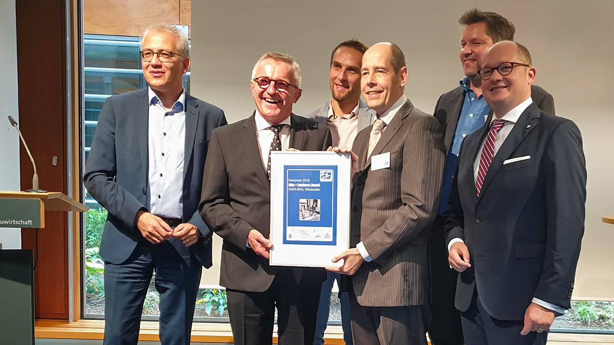 Gruppenfoto von links: Tarek Al-Wazir (hessischer Verkehrsminister), Manfred Purps (Vorstandsmitglied SOKA-Bau), Kai-Georg Bachmann (Direktor des Zweckverbandes Raum Kassel), Alexander Lapp-Thoma (Abteilungsdirektor Personal und Zentrale Dienste, SOKA-BAU), Stefan Janke (Vorsitzender ADFC Hessen), Rouven K&ouml;tter (Erster Beigeordneter Regionalverband FrankfurtRheinMain)